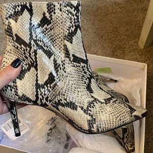 NEVER WORN schutz Bette bootie size 8 snakeskin